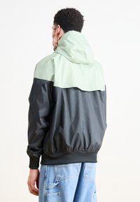 Nike Sportswear Vetrovka - black/jade horizon