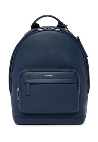 Zaino in pelle blu navy con forma arrotondata, superficie testurizzata, tasca anteriore con zip e hardware in tono argento. Dotato di spallacci regolabili e manico superiore.