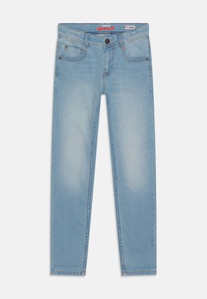 Jeans skinny azzurri chiari con tasche frontali, chiusura con bottone e un leggero sbiadimento lungo le gambe, distesi su uno sfondo bianco.