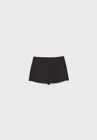 Sort atletisk skort med indbyggede shorts, flad talje og enkelt design på en ensfarvet grå baggrund.