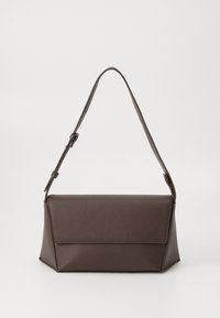 Sac à main en cuir marron avec une forme rectangulaire structurée, un rabat avant plat et une bandoulière réglable. Texture lisse.
