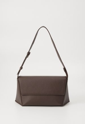 Brązowa skórzana torebka o ustrukturyzowanym, prostokątnym kształcie, płaskim zapięciu z przodu oraz regulowanym pasku na ramię. Gładka tekstura.