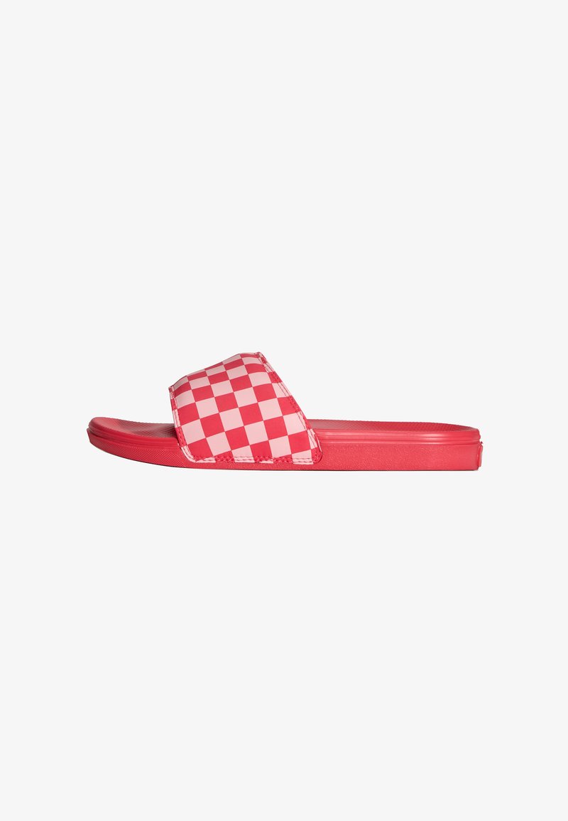 Sandales à glissière rouges avec un motif damier sur la bride, dotées d'une semelle en caoutchouc lisse et d'une structure plate à bout ouvert.