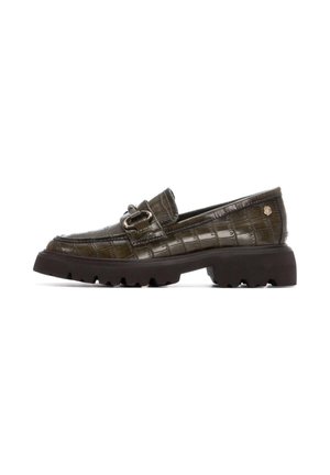 Mocasines de un verde oliva oscuro con un patrón de cocodrilo, presentando un detalle de hebilla plateada y una suela negra gruesa y texturizada.