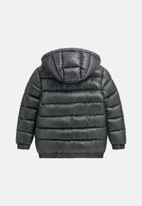 Dunkelgraue Steppjacke mit horizontalen Steppnähten, abnehmbarer Kapuze, elastischen Bündchen und elastischem Bund, von hinten auf weißem Hintergrund präsentiert.