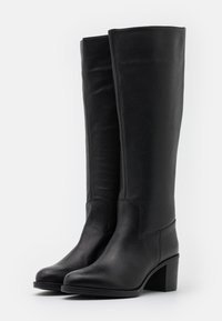 Černé kožené kozačky vysoké ke kolenům s hladkou texturou, hranatou špičkou a středním blokovým podpatkem. Bez viditelných ozdob nebo kovových prvků.