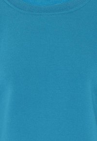 Tyrkysové tričko s krátkým rukávem a kulatým výstřihem, vyrobené z hladkého materiálu, s žebrovaným lemem a slim fit střihem.