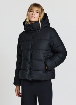 Schwarze Daunenjacke mit Kapuze, glänzendem Finish, gestepptem Design, Frontreißverschluss und Seitentaschen. Die Ärmel sind leicht puffig.