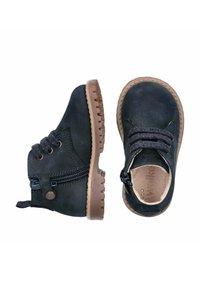 Stivaletti neri in suede con suole in gomma marrone, dotati di lacci decorativi e una cerniera laterale per la chiusura. Dettagli in tessuto testurizzato.