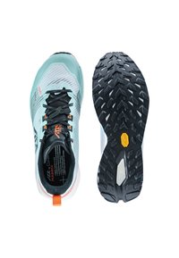 Lichtblauwe hardloopschoenen met zwarte accenten en een geprofileerde zool, weergegeven van boven en onder, om hun ontwerp en merk te tonen.