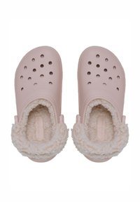 Roze klompen van zacht rubber, met een fluffy nepbontvoering, ventilatiegaten en een instapontwerp met gegroefde zijkanten.