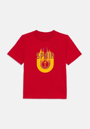 Rode katoenen T-shirt met een geel en oranje grafisch ontwerp waarin het woord "SPAIN" en een cirkelvormig embleem in het midden zijn afgebeeld.