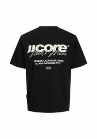 Μαύρο κοντομάνικο T-shirt με μεγάλο λευκό κείμενο "JJcore" και μικρότερο λευκό κείμενο από κάτω που λέει "ATHLETIC CLUB WORLDWIDE GLOBAL MOVEMENT CO. 1990" στην πλάτη.