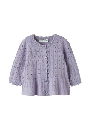 Cardigan bébé en tricot violet clair avec des bords festonnés, des boutons sur le devant et de petits motifs à pois sur tout le tissu.