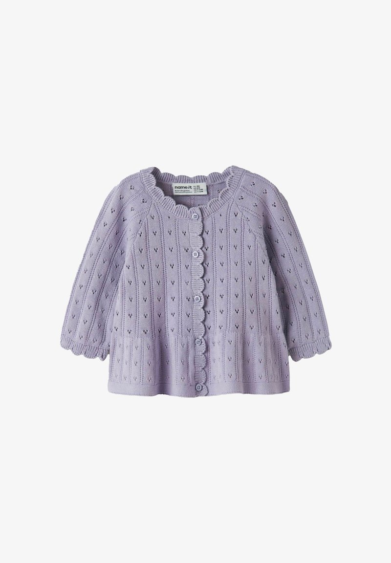 Cardigan bébé en tricot violet clair avec des bords festonnés, des boutons sur le devant et de petits motifs à pois sur tout le tissu.