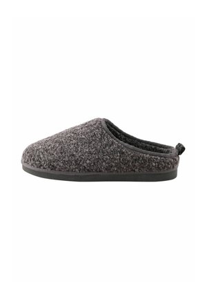 Grauer Slip-On-Hausschuh mit weichem, strukturiertem Stoffobermaterial und flacher schwarzer Sohle, entworfen für den Innenbereich und Komfort.