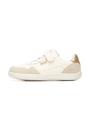 Zapatillas blancas con una combinación de texturas lisas y de ante. Presentan una correa de velcro, un acento dorado en el talón y un diseño perforado en la puntera.