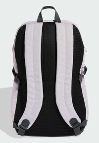 Mochila con parte superior lavanda y correas de malla negras, que muestra una forma estructurada, colores contrastantes y hebillas ajustables.