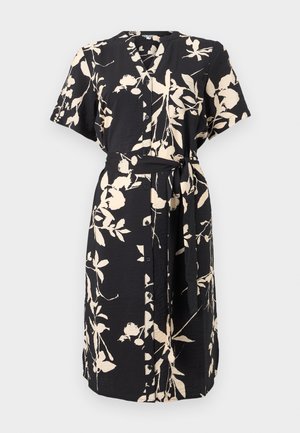 Sort midi-skjortekjole med lys beige blomsterprint, korte ærmer, knapper foran og et matchende stofbælte bundet om taljen.
