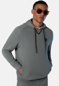 Felpa con cappuccio grigia, caratterizzata da un design a scollo a V, polsini a coste e tasche laterali. Include lacci neri e dettagli di branding.