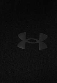 Schwarzer Stoff mit einem matten schwarzen Under Armour-Logo, das eine glatte Textur mit einem ovalen Zentrum und symmetrischen Ausschnitten präsentiert.