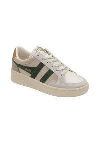 Sneaker bianco e grigio con strisce verdi, materiali in pelle e camoscio, collo imbottito, suola in gomma e accento dorato del logo sulla linguetta.