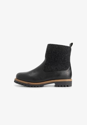 Schwarzer Knöchelstiefel mit strukturiertem Schaft aus Stoff, Lederfuß, Zuglasche, genähtem braunen Zwischensohlen und robuster schwarzer Sohle auf weißem Hintergrund.