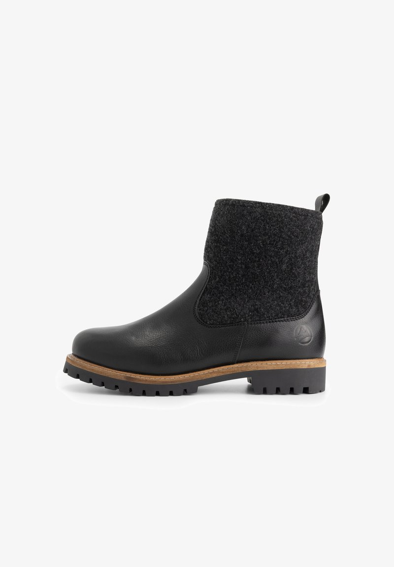 Zwarte enkelboot met een gestructureerde stoffen schacht, leren voet, een trekhaak, gestikte bruine middenzool en robuuste zwarte zool op een witte achtergrond.