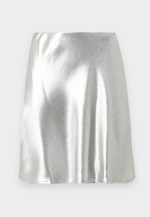 Strieborná metalická mini sukňa s hladkou textúrou a miernym leskom. Má zvonový tvar a jednoduchý, čistý lem.