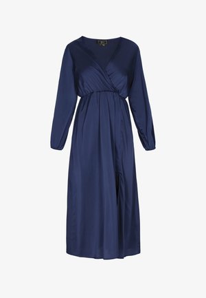 Vestido cruzado de satén azul marino con mangas largas, escote en v, cintura elástica y abertura lateral. Textura suave y diseño fluido que realzan la silueta.