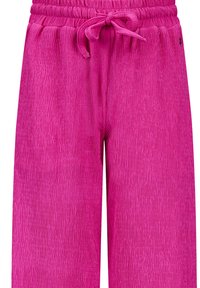 Roze gestructureerde wijde broek met een trekkoord in de taille en zijzakken. De stof heeft een verticaal streep patroon.