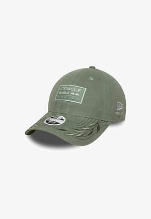 Oliwkowa czapka baseballowa Oracle Red Bull Racing z wyszywanym wzorem laurowym na daszku i logo New Era z boku.