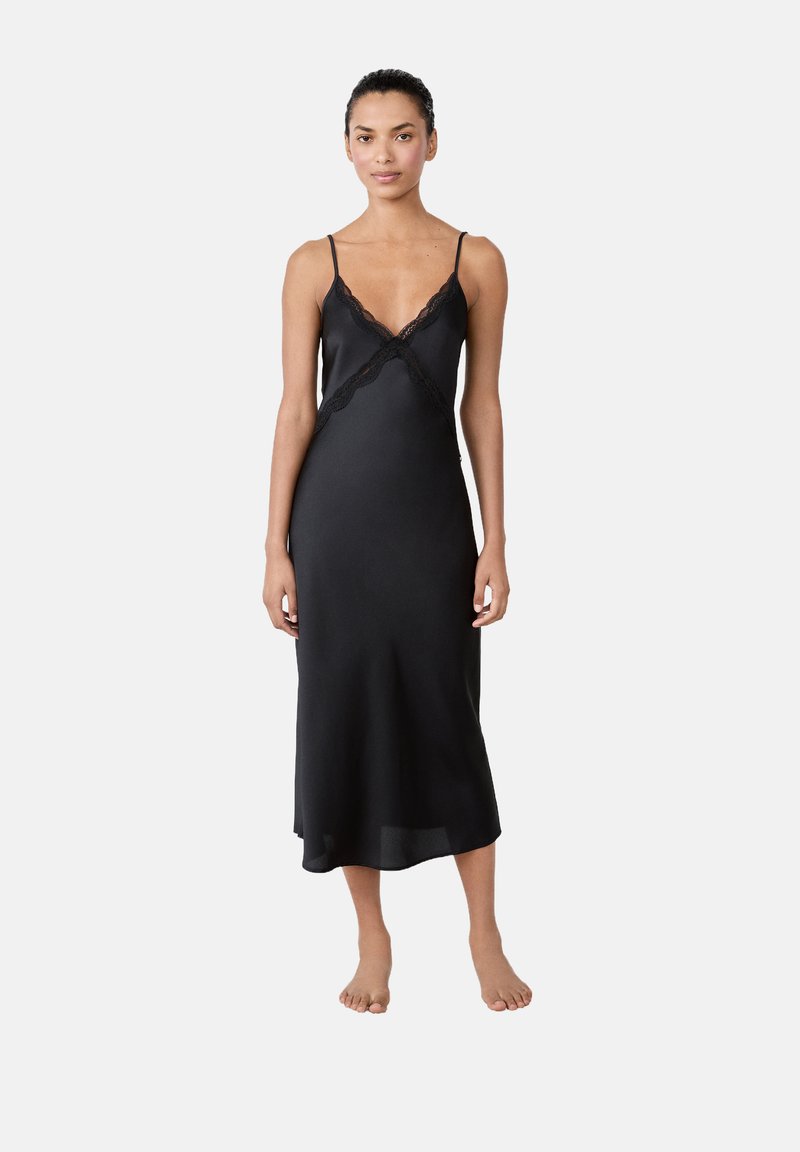Abito slip nero in satin con spalline sottili, dettagli in pizzo sul collo e una vestibilità rilassata che arriva sotto le ginocchia. Tessuto liscio.