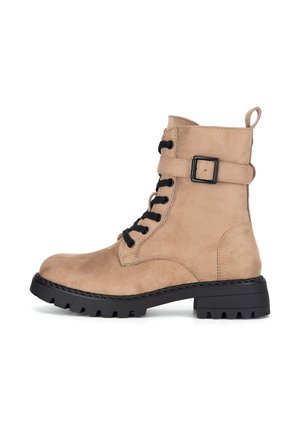 - Botki na platformie