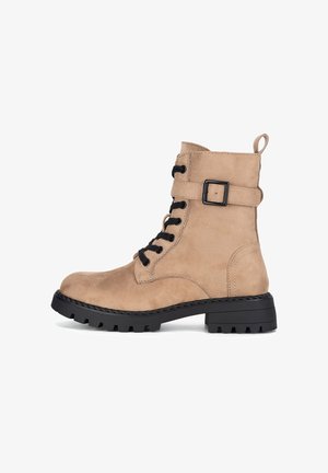 Botines de ante color cuero con suela de goma negra, cordones delanteros y una correa lateral con hebilla cuadrada. Acabado texturizado y lengüeta para tirar.