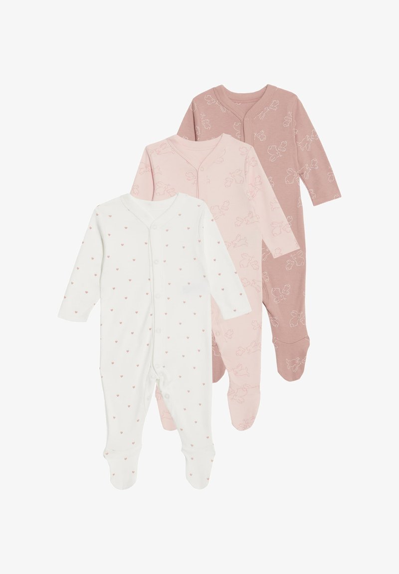 Tres pijamas de pie para bebés: uno blanco con pequeños corazones rosas, uno rosa claro con contornos de conejitos y uno rosa viejo con contornos de conejitos.