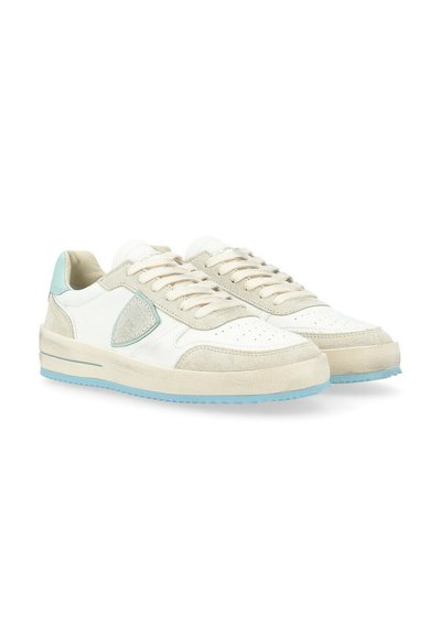 Białe i jasnoszare sneakersy z teksturowanym zamszowym wykończeniem, niebieskimi akcentami, perforowanym noskiem i beżowymi sznurówkami na płaskiej, jasnoniebieskiej podeszwie.