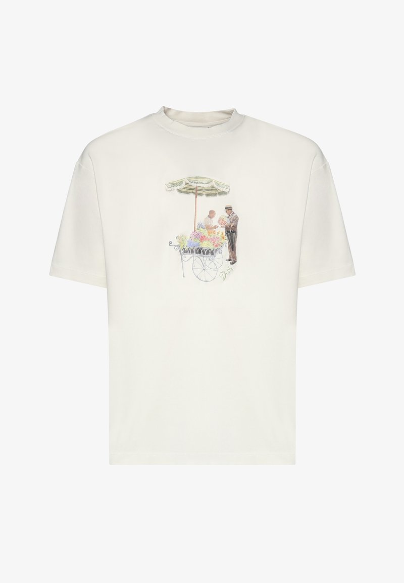 Camiseta blanca con una pequeña ilustración de estilo vintage de dos hombres en un carrito de flores bajo una sombrilla a rayas.