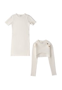 Biała, prążkowana sukienka z krótkim rękawem oraz krótki, długi rękaw top, z złotymi guzikami na ramieniu topu.