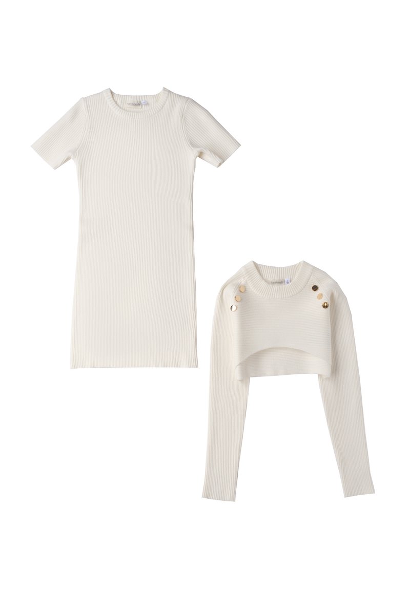 Biała, prążkowana sukienka z krótkim rękawem oraz krótki, długi rękaw top, z złotymi guzikami na ramieniu topu.