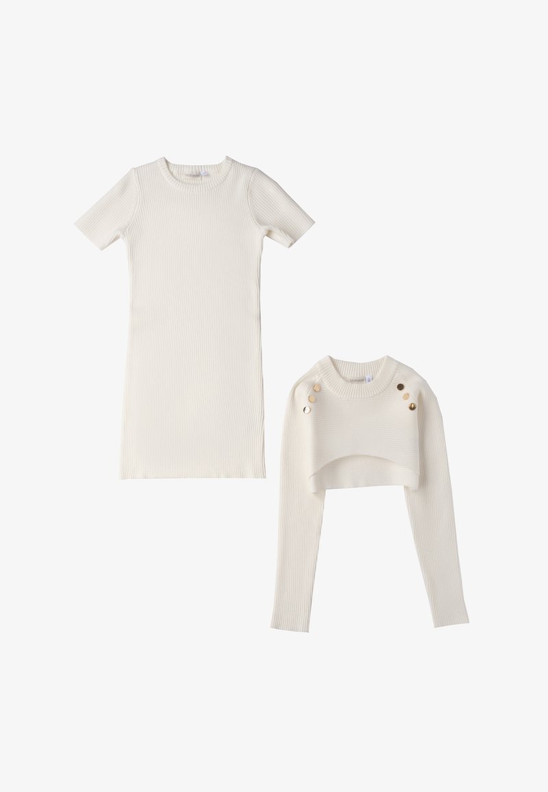 Biała, prążkowana sukienka z krótkim rękawem oraz krótki, długi rękaw top, z złotymi guzikami na ramieniu topu.