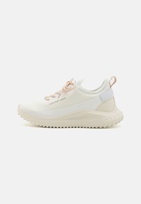 Hvite sneakers med en teksturert såle, myke rosa snøringer og merkedetalj på siden. Har en glatt overdel og polstret hæl for komfort.