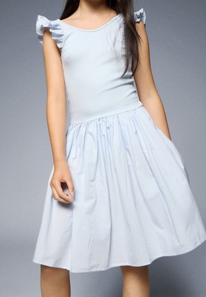 Jasnoniebieska sukienka z falbankami na rękawach, dopasowanym gorsetem i rozkloszowanym dołem. Wykonana z miękkiego materiału o gładkiej strukturze i z bocznymi kieszeniami.