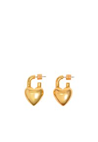 Pendientes en forma de corazón en tono dorado con un diseño de candado, que cuentan con un acabado brillante y un cierre de presión. Marca sutil en el lado.