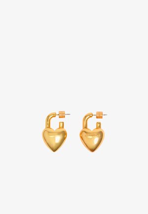 Pendientes en forma de corazón en tono dorado con un diseño de candado, que cuentan con un acabado brillante y un cierre de presión. Marca sutil en el lado.