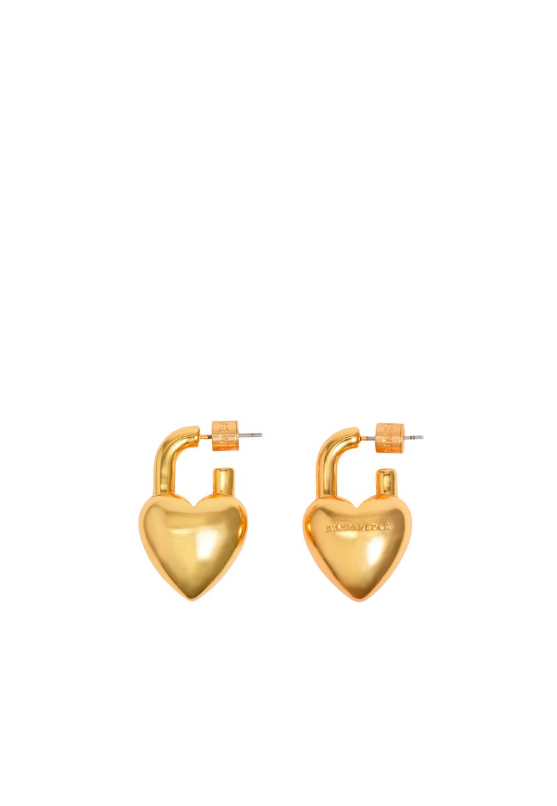 Pendientes en forma de corazón en tono dorado con un diseño de candado, que cuentan con un acabado brillante y un cierre de presión. Marca sutil en el lado.