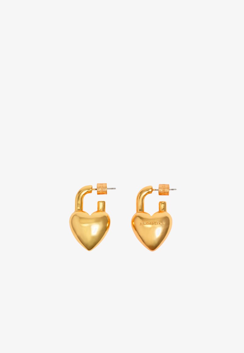 Pendientes en forma de corazón en tono dorado con un diseño de candado, que cuentan con un acabado brillante y un cierre de presión. Marca sutil en el lado.