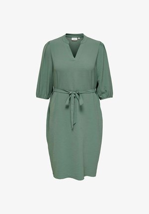 Grønn knelengde kjole med teksturert stoff, 3/4 puffermer, hakket utringning og belte knyttet i midjen.