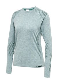 Haut de sport gris clair à manches longues avec des détails subtils à motifs sur les épaules et les manches, et un petit logo noir hummel près de l’ourlet.