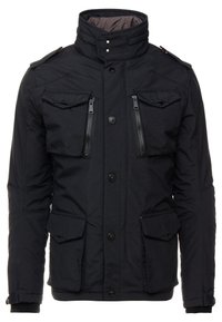 Veste noire isolante avec col haut, poches à bouton et fermeture éclair sur la poitrine et le bas du devant, et fermeture à boutons au centre.